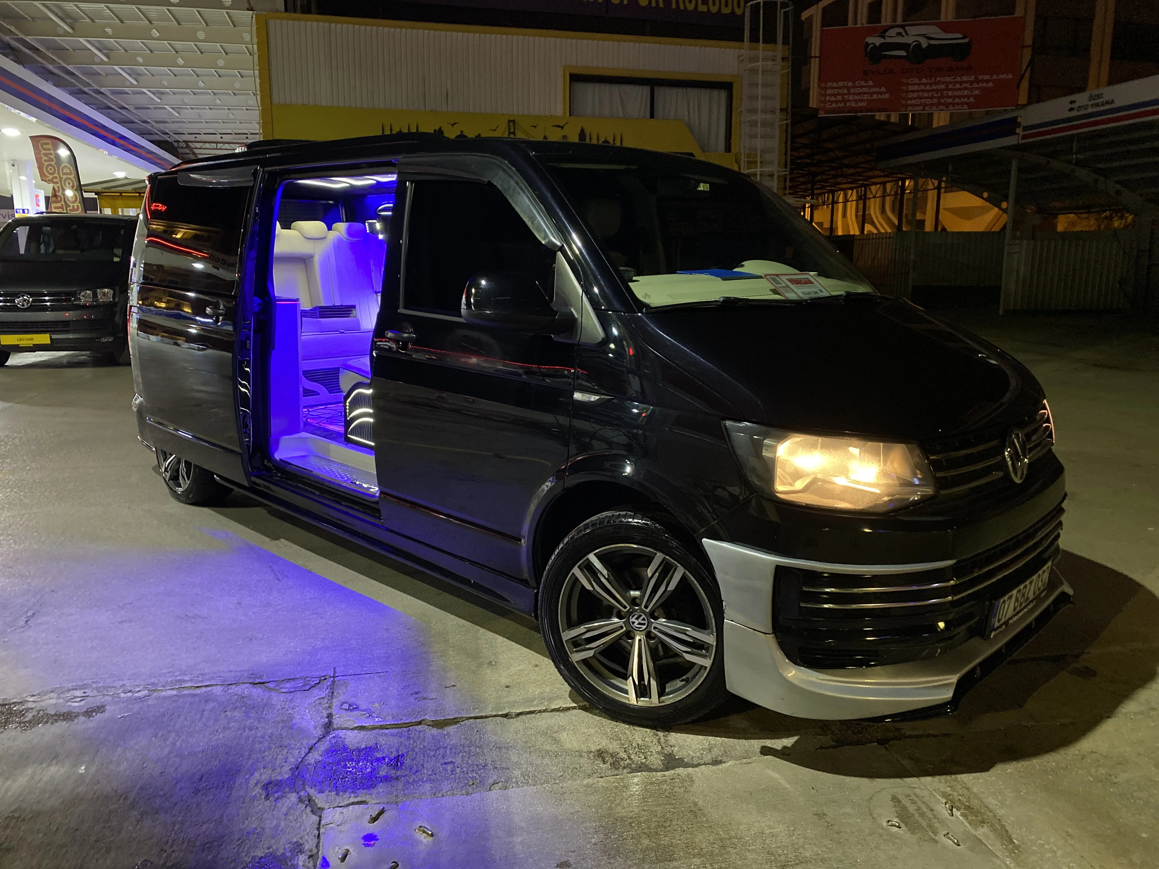 Volkswagen Caravelle Comfort (1-5 Passengers)